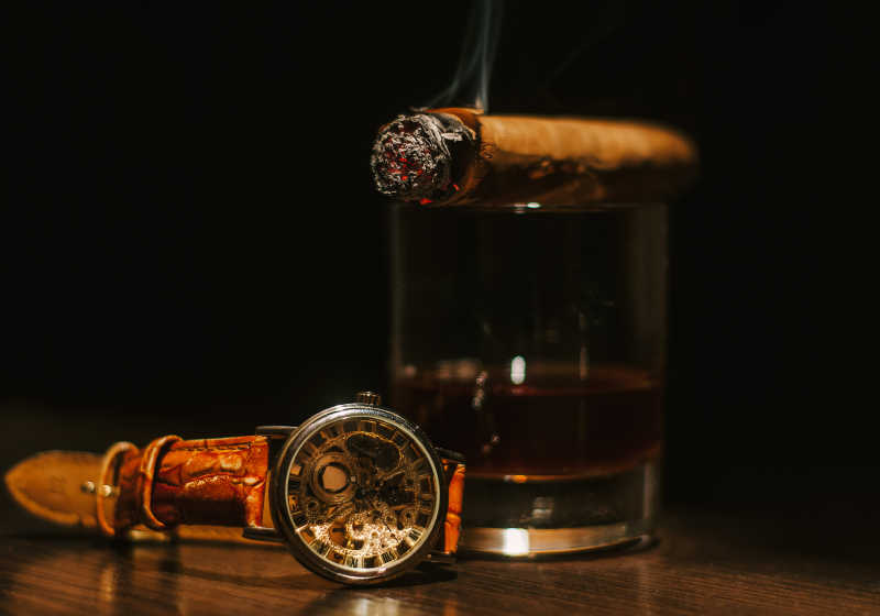 雪茄烟和手表威士忌杯