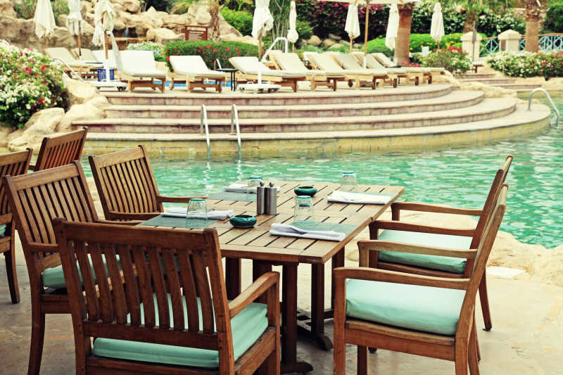 游泳池变的餐厅桌椅