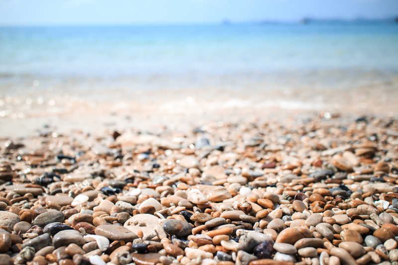 石头和海海岸线的一瞥