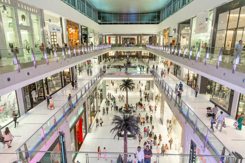 满是人的迪拜购物中心
