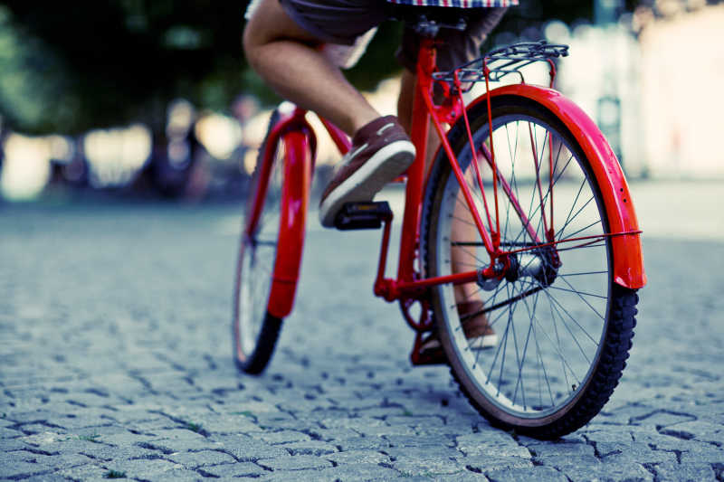 城市中骑着自行车的人