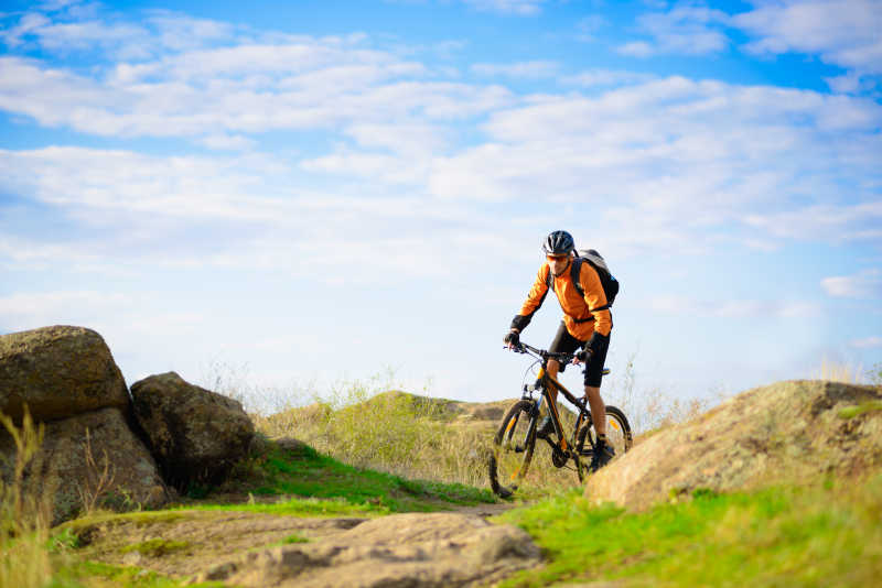 男人骑着山地自行车在野外