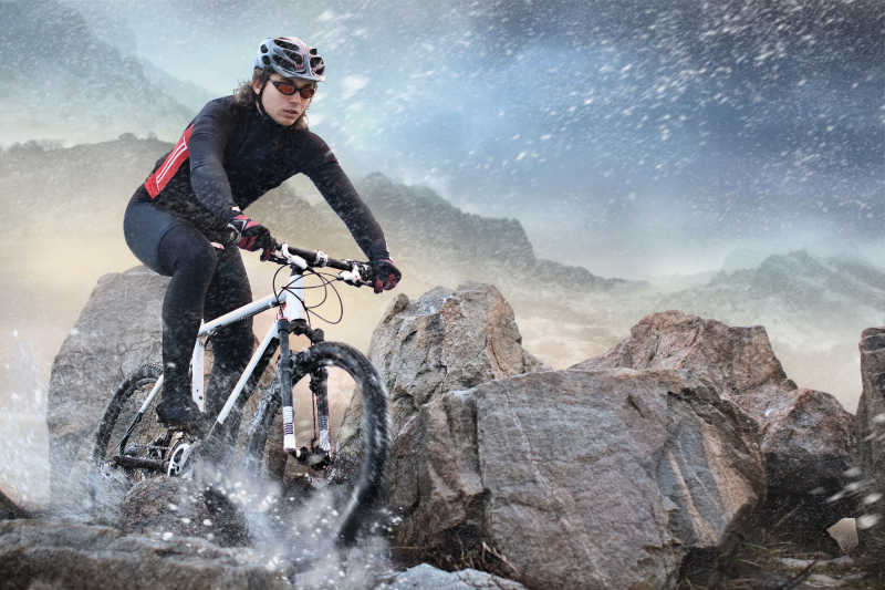 男人骑着山地自行车在岩石上骑行