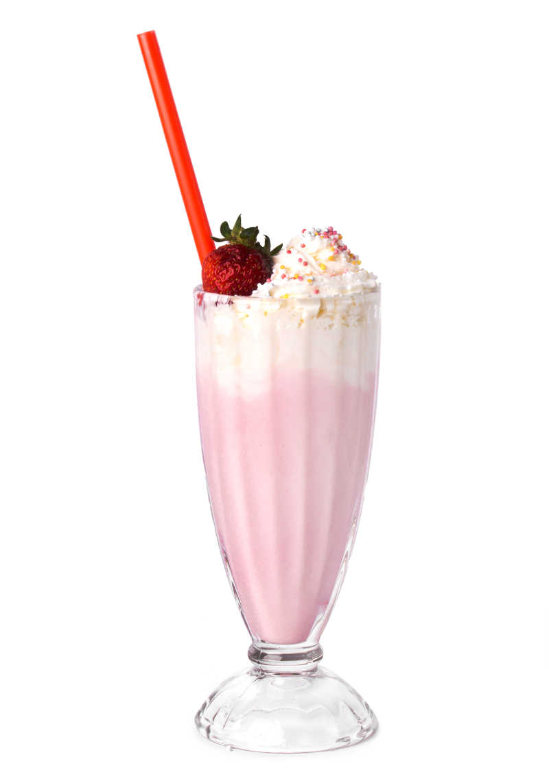 白色背景上的草莓奶昔与奶油
