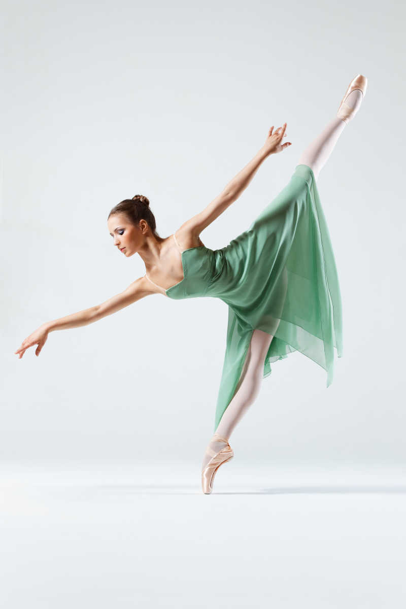 穿着绿色裙子的芭蕾舞舞者