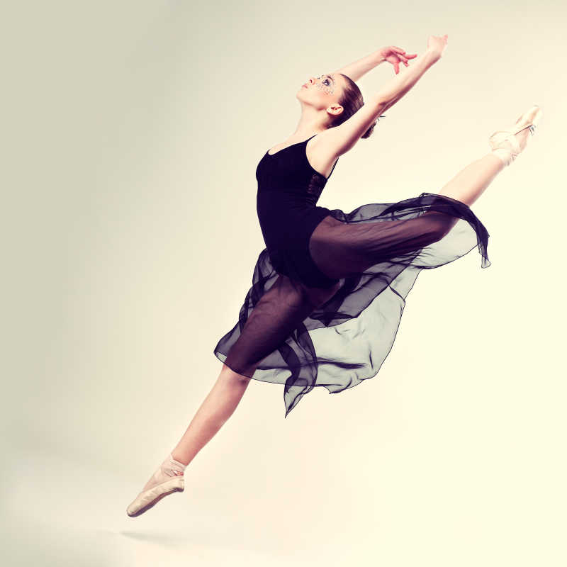 穿着黑色裙子舞蹈的芭蕾舞演员