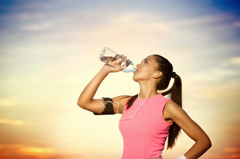 运动女孩喝水