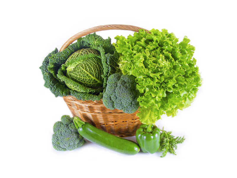 放在菜篮中绿色蔬菜