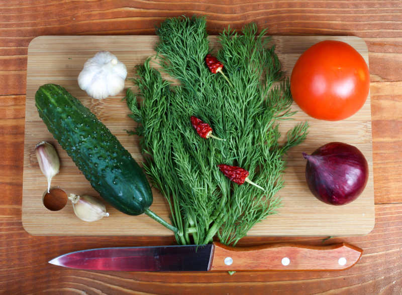 放在切菜板上的新鲜蔬菜