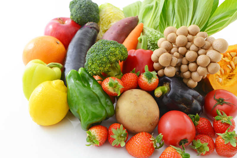 白色背景中的蔬菜与水果