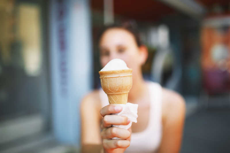 一个被女人拿着的冰激凌