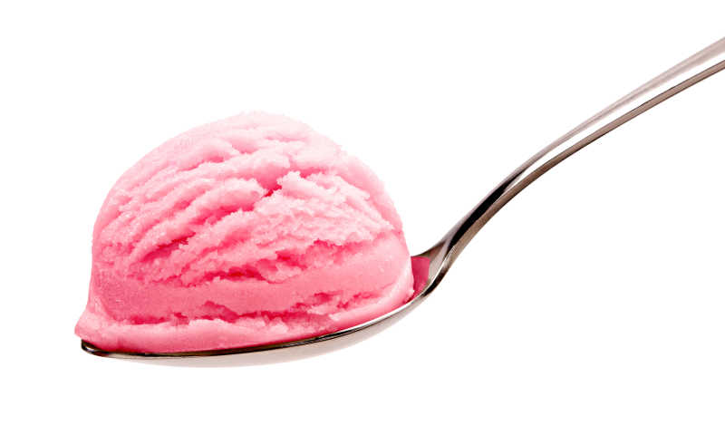 白色背景下的草莓冰淇淋