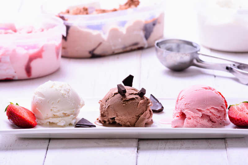 三勺不同口味的冰淇淋