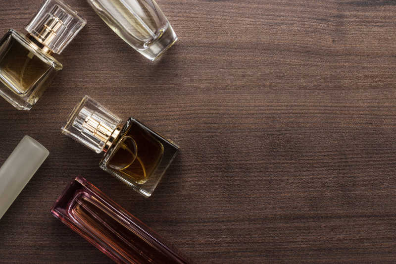 木质桌板上的各种各样的香水瓶