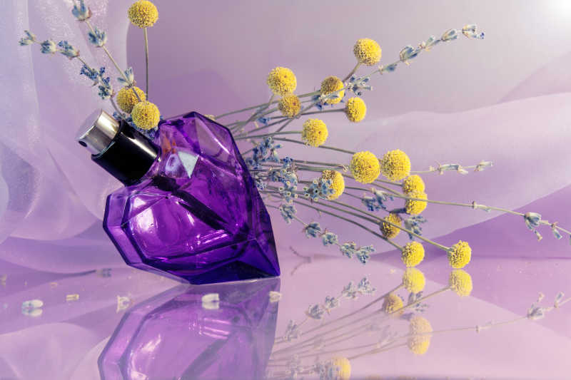 紫色香水瓶和花