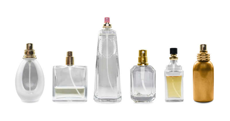 白色背景下的各式各样的香水瓶