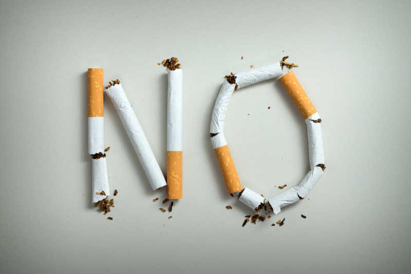用破碎的香烟摆成NO的形状