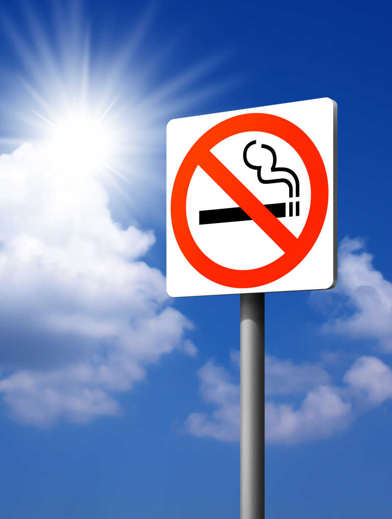 蓝天下禁止吸烟的标志