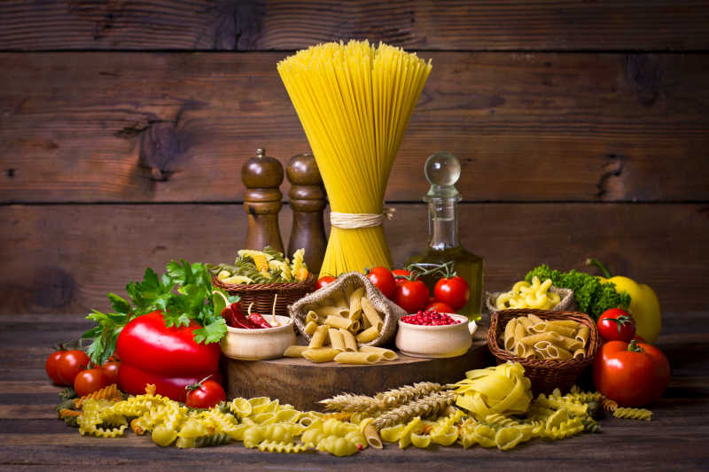 桌子上各种的意大利面和蔬菜
