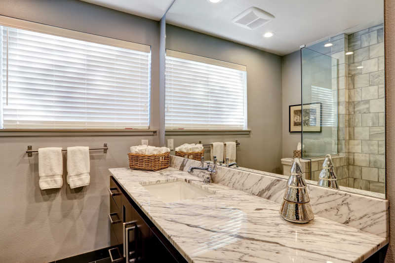 豪华白色和灰色大理石浴室内部设计
