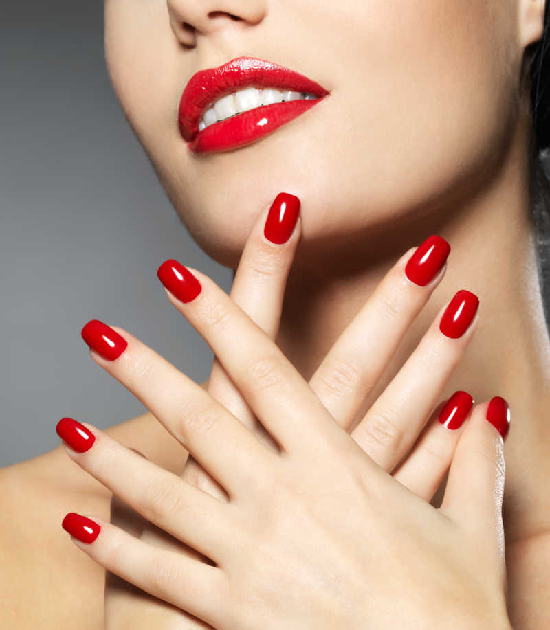 红色指甲和性感嘴唇的女模特
