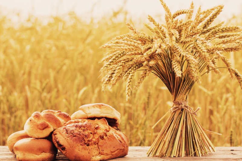 秋田木桌上的面包和小麦