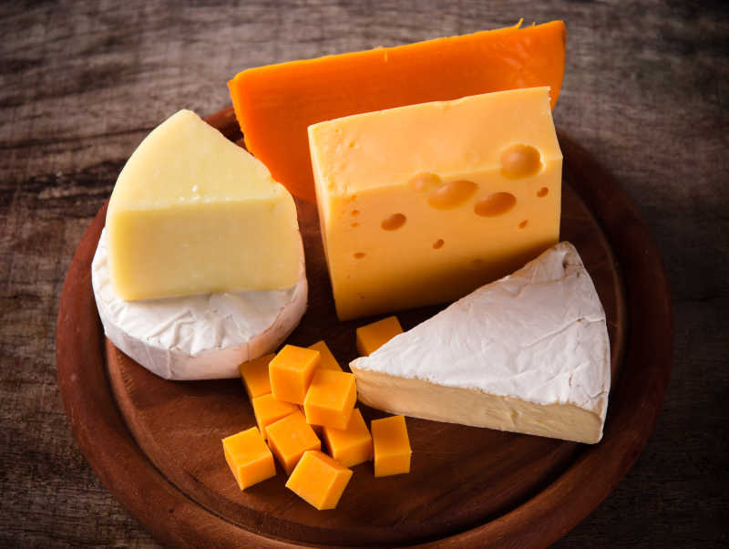 圆木板上的奶酪