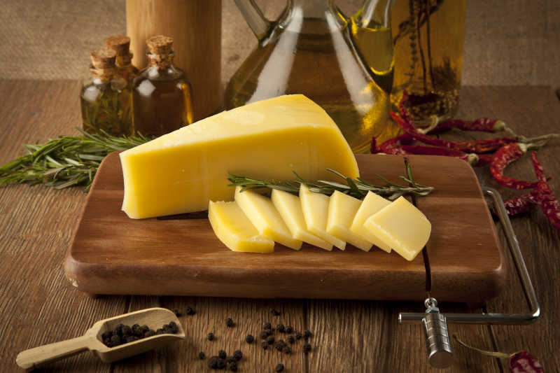 木板上的奶酪奶酪片