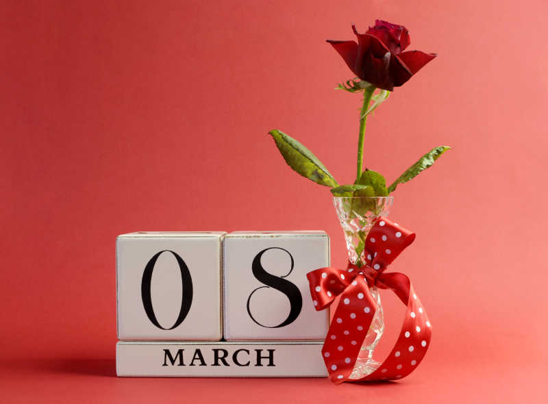 台历显示3月8日妇女节和一枝红色花