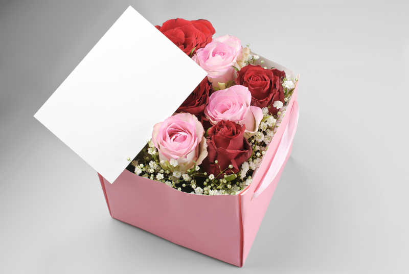 玫瑰装饰盒上的空白贺卡