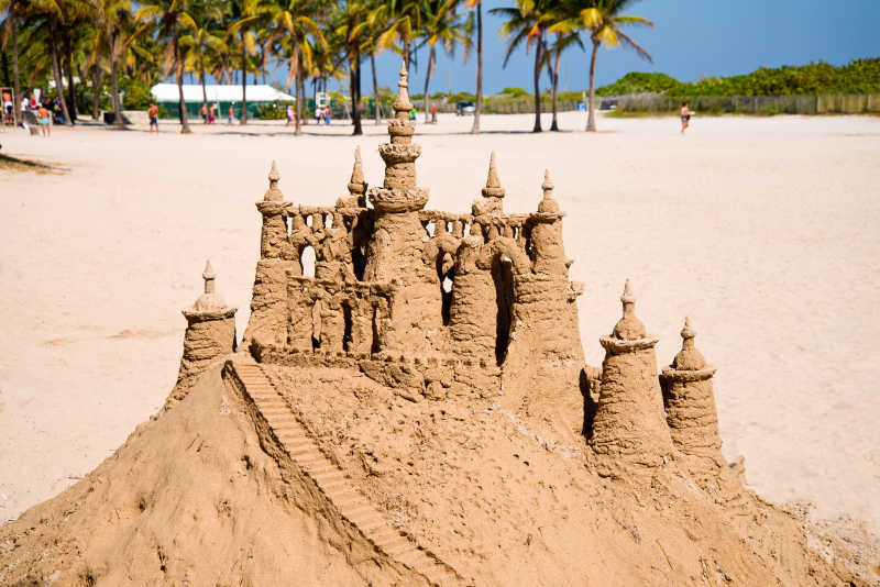 假日的海滩上的沙子做成的城堡