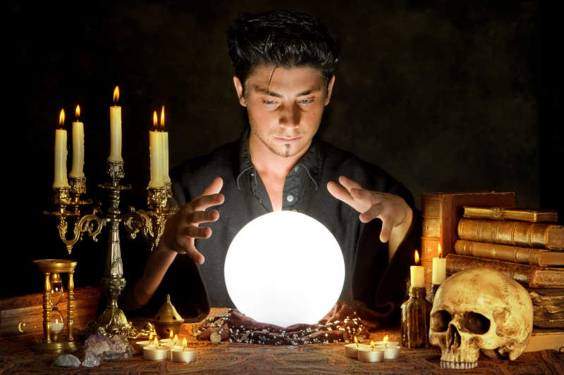 一个年轻巫师的万圣节场景和他的水晶球