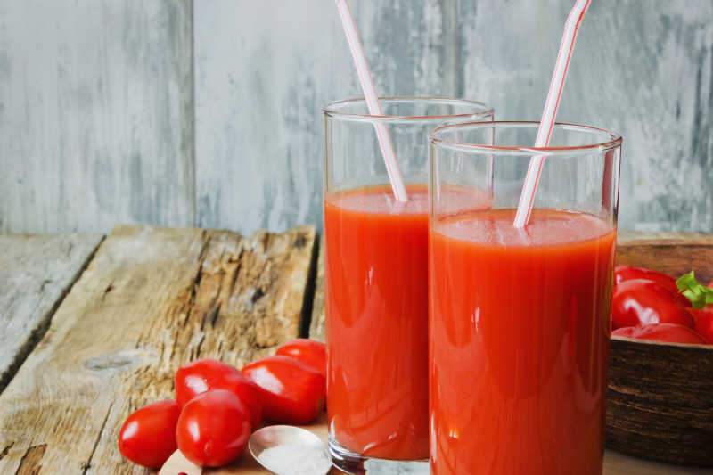 番茄汁放在高大的玻璃杯里