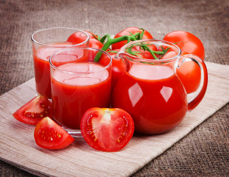桌子上的番茄汁