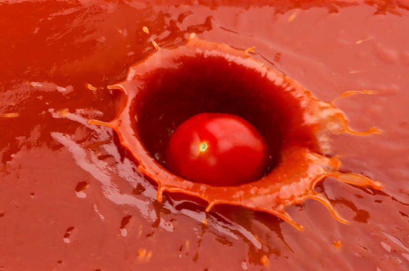 番茄掉在番茄汁里