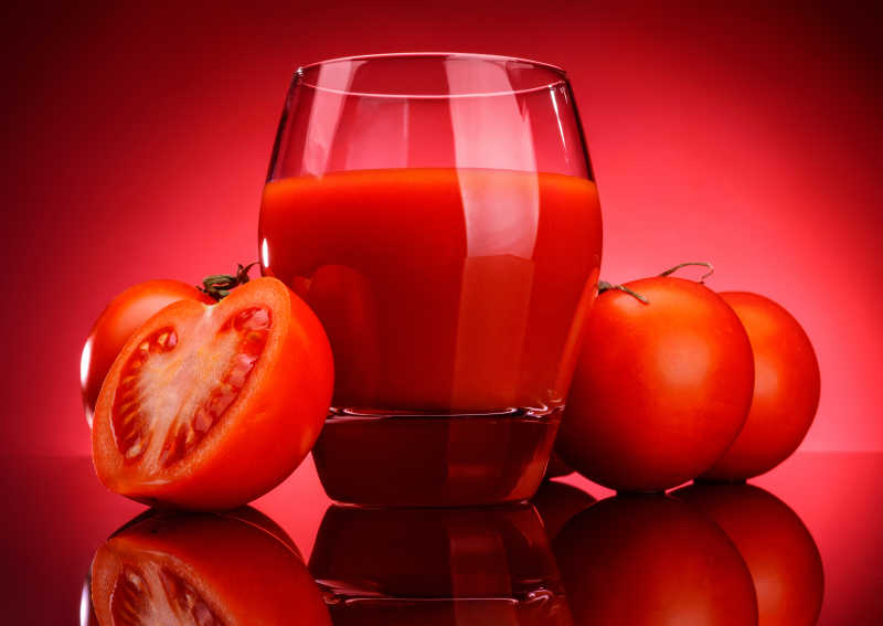 红色背景下的番茄与番茄汁