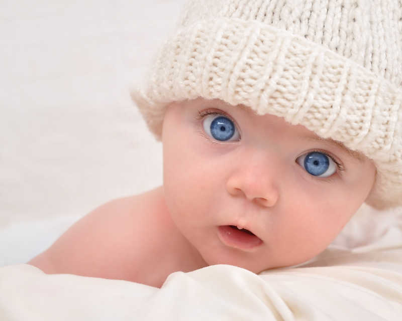 一个可爱的蓝色眼睛的婴儿
