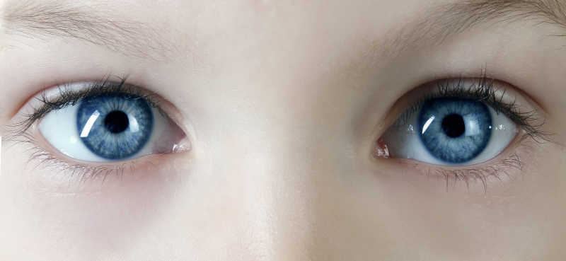 一位儿童的蓝眼睛