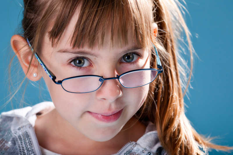 美丽的戴眼镜的小女孩