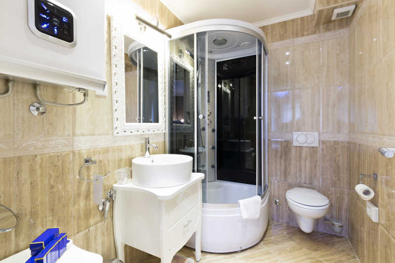 浴室内部装修下的玻璃围挡冲凉房和马桶洗手盆等设备