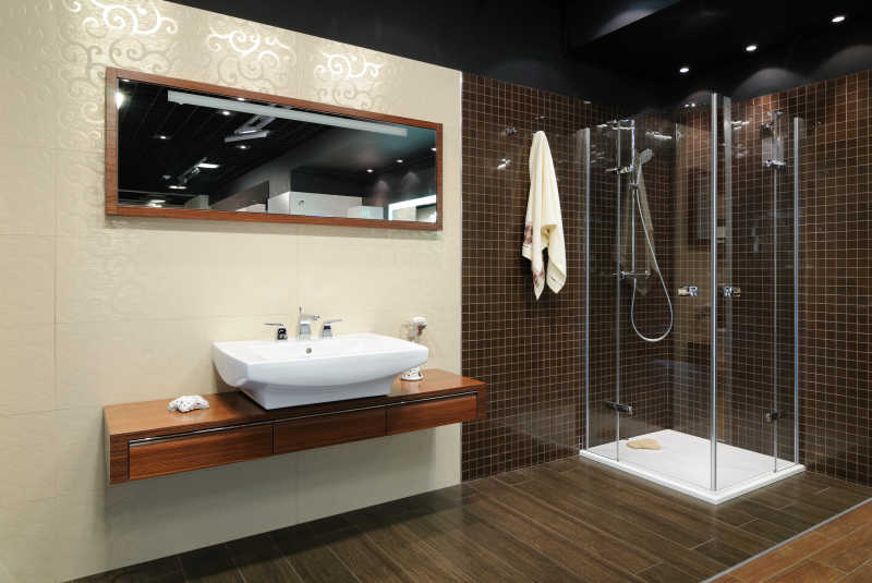 中式简约装修浴室里的玻璃围挡冲凉房和洗手盆