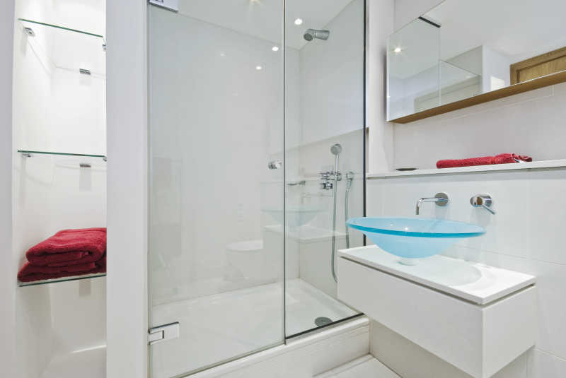 现代风格的玻璃围挡浴室和玻璃洗手盆