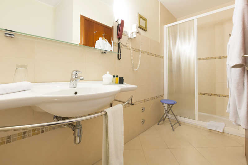 简约现代风格浴室内部装修下的洗手盆和冲凉房