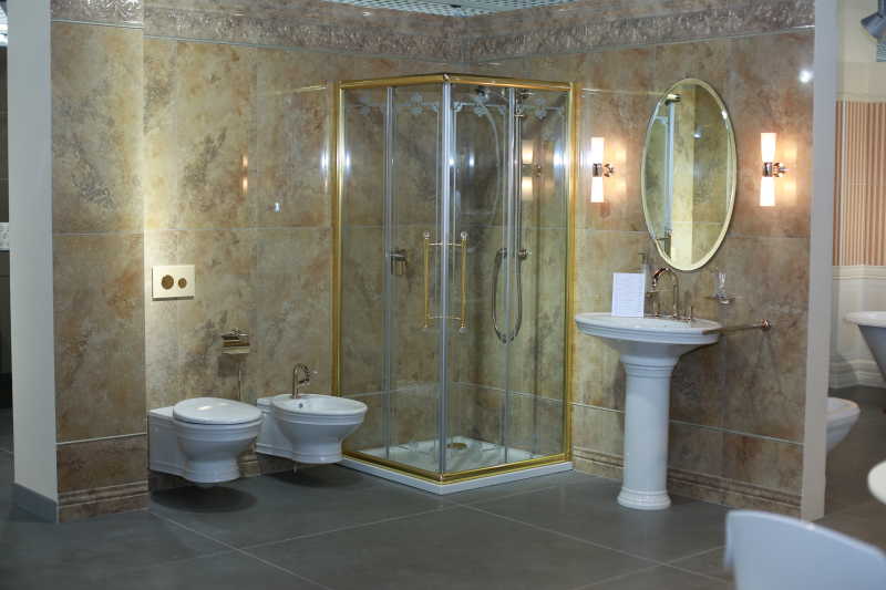 淡黄色现代简约风格的马桶和玻璃围挡浴室