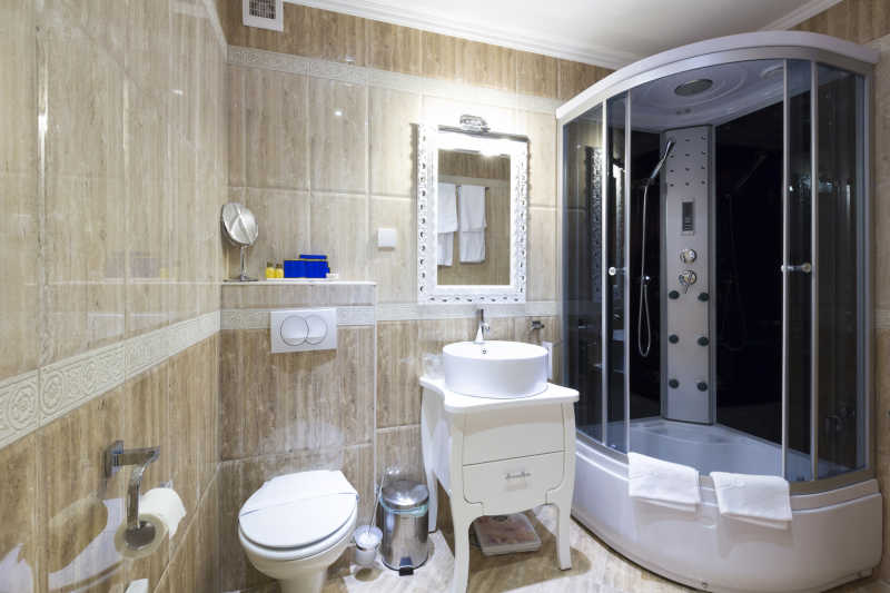 浴室内的玻璃围挡冲凉房和马桶洗脸盆等设备