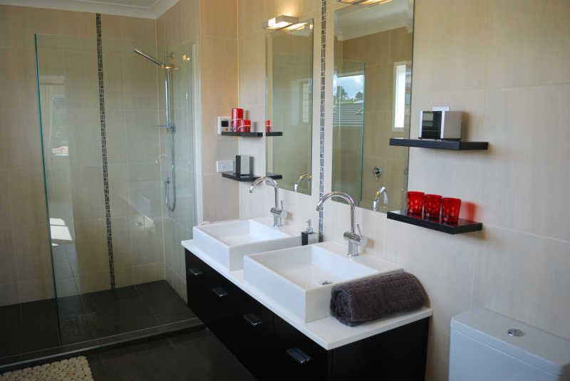 简约装修浴室里的双人洗手盆和玻璃围挡冲凉房