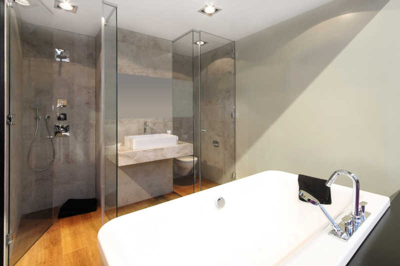 现代风格与室内的白色浴缸和玻璃门