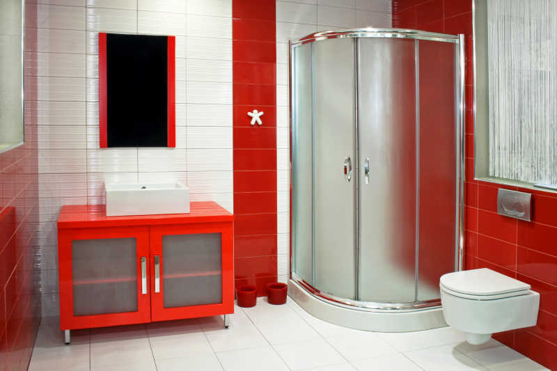 红色与白色交织的浴室装修下的玻璃围挡冲凉房和马桶洗手盆
