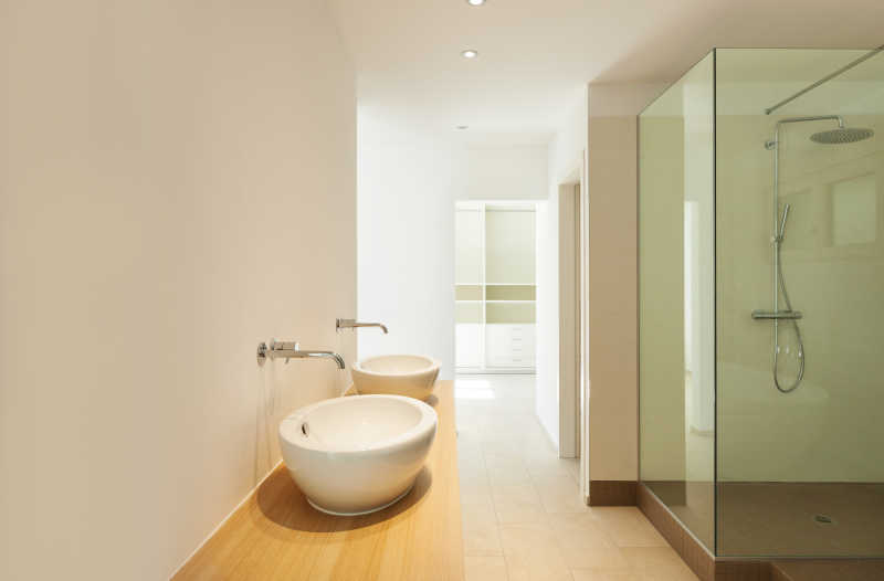 现代简约风格浴室装修里的玻璃围挡冲凉房
