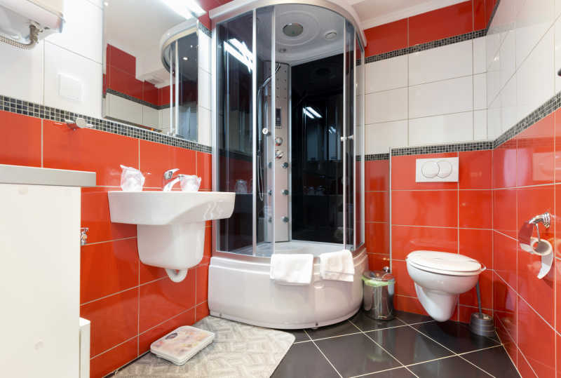 红色简约装修浴室下的玻璃围挡冲凉房和马桶洗手盆等设备